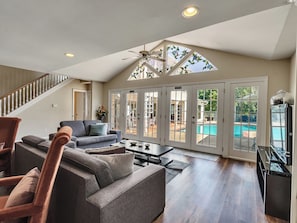 Smart TV, fireplace, video games, ping pong - The Woodlands TX Retreat Sleeps 16 Pool • Jacuzzi • Lake (Magnolia)