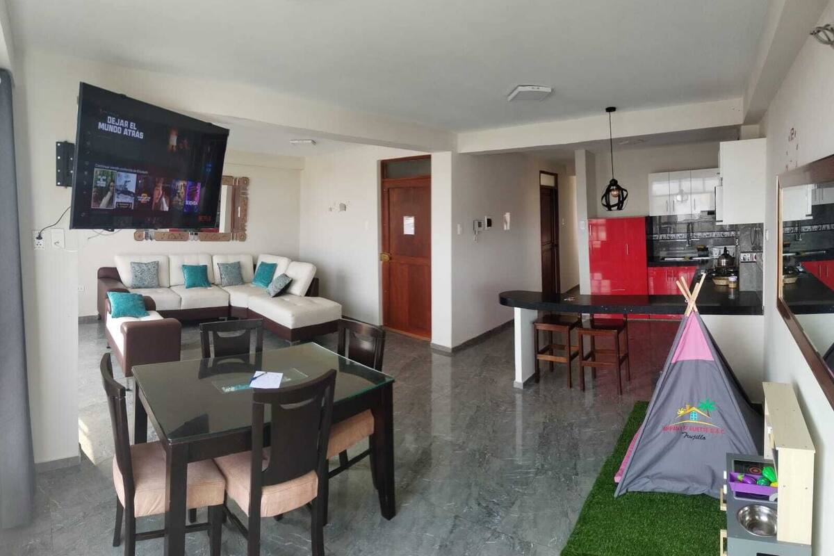 Departamento Premium, 3 habitaciones, cocina, vista a la ciudad | Área de sala de estar | Smart TV de 55 pulgadas con canales digitales, Netflix y juguetes