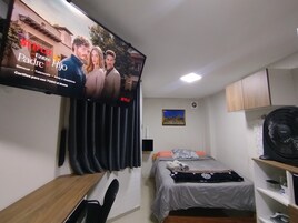 行政开间, 1 张双人床, 一层 | 高档床上用品、羽绒被、加厚床垫、办公桌