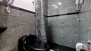 Suite Studio Exécutive, cuisine | Salle de bain | Baignoire et douche séparées, douche à « effet pluie »