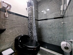 Executive Studio Suite, Kitchen | Bathroom | Separate tub and shower, rainfall showerhead, free toiletries