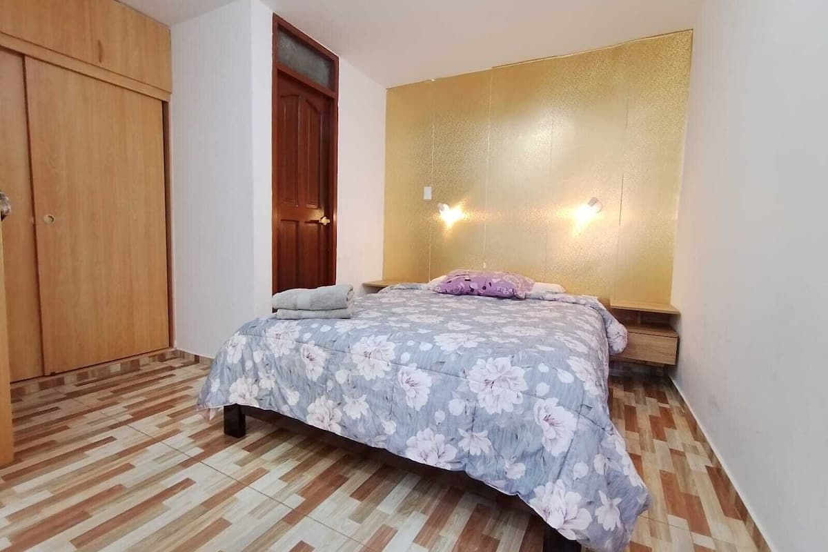 Luxe appartement | Luxe beddengoed, donzen dekbedden, pillowtop-bedden, een bureau