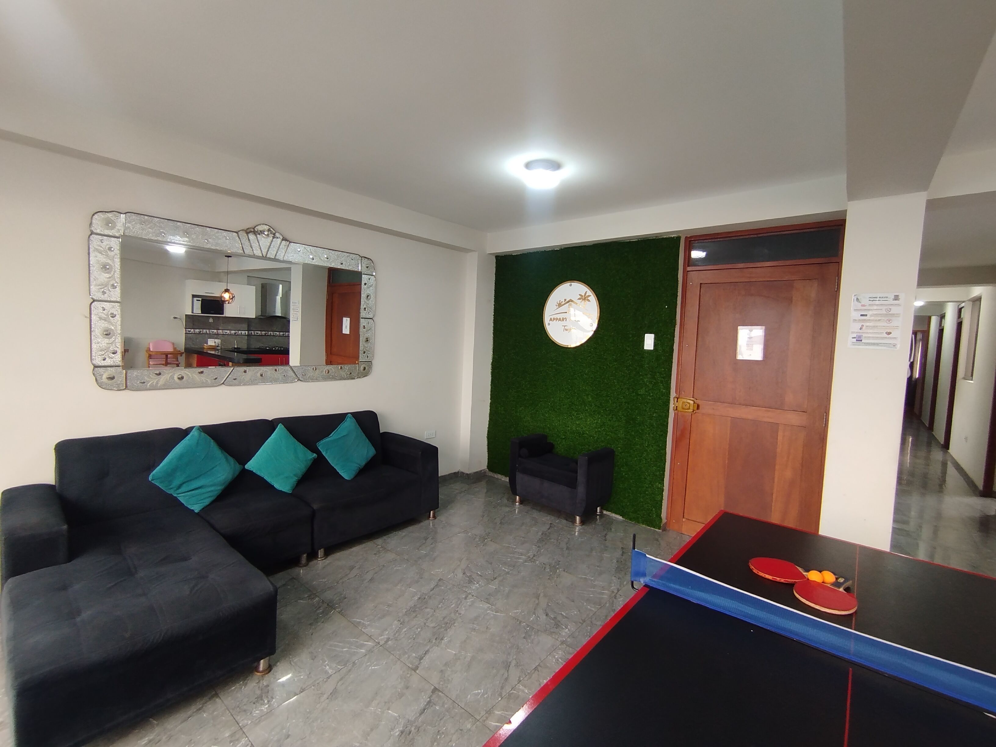Departamento Deluxe, 3 habitaciones, cocina | Área de sala de estar | Smart TV de 55 pulgadas con canales digitales, Netflix y juguetes 