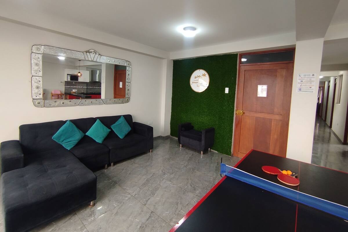 Departamento Deluxe, 3 habitaciones, cocina | Área de sala de estar | Smart TV de 55 pulgadas con canales digitales, Netflix y juguetes