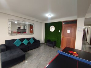 Deluxe Apartment, 3 Bedrooms, Kitchen | Living area | 55-inch Smart TV with digital channels, Netflix, toys - Departamentos Appart d'Eliette (Trujillo)