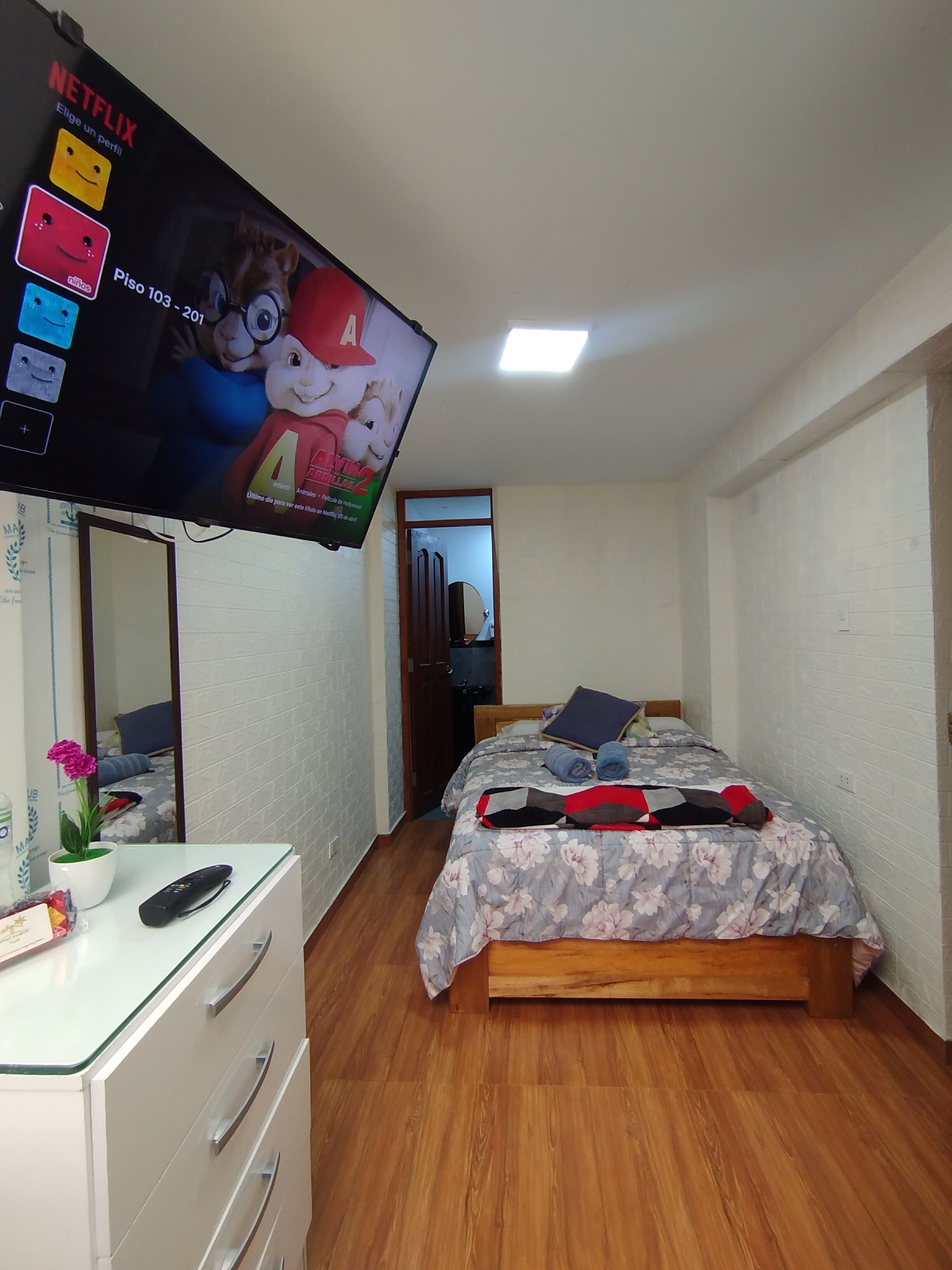 Executive Studio Suite, Kitchen | Peralatan tempat tidur premium, gebar bulu kapas, tilam berlapik, meja 