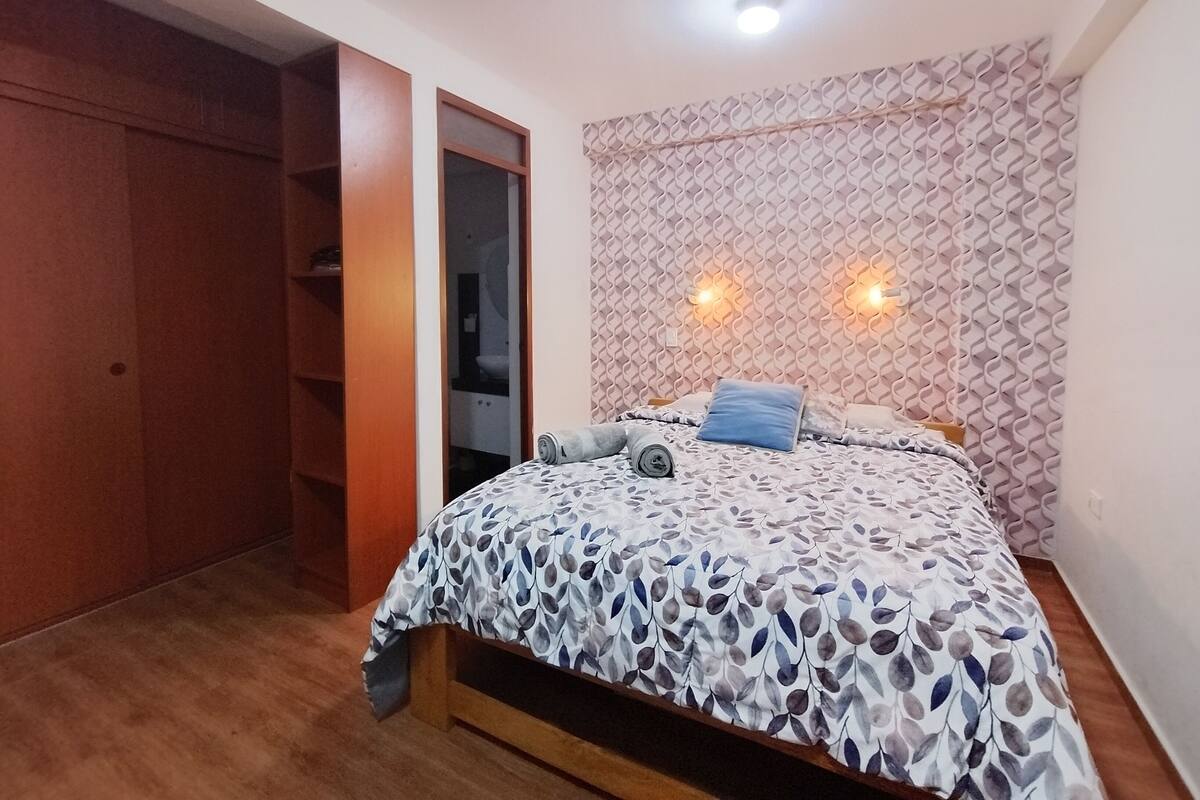 Deluxe-Apartment, 3 Schlafzimmer, Küche | Hochwertige Bettwaren, Daunenbettdecken, Pillowtop-Betten, Schreibtisch
