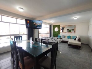 Premium appartement, 3 slaapkamers, keuken, uitzicht op stad | Dineerruimte