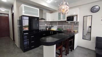 Familielejlighed - 2 soveværelser - køkken | Privat køkken | Køleskab/fryser i fuld størrelse, mikrobølgeovn