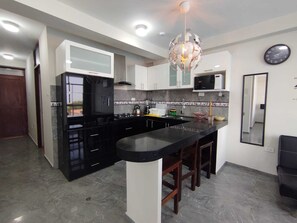 Familie appartement, 2 slaapkamers, keuken | Privékeuken | Een koelkast/vriezer, een magnetron