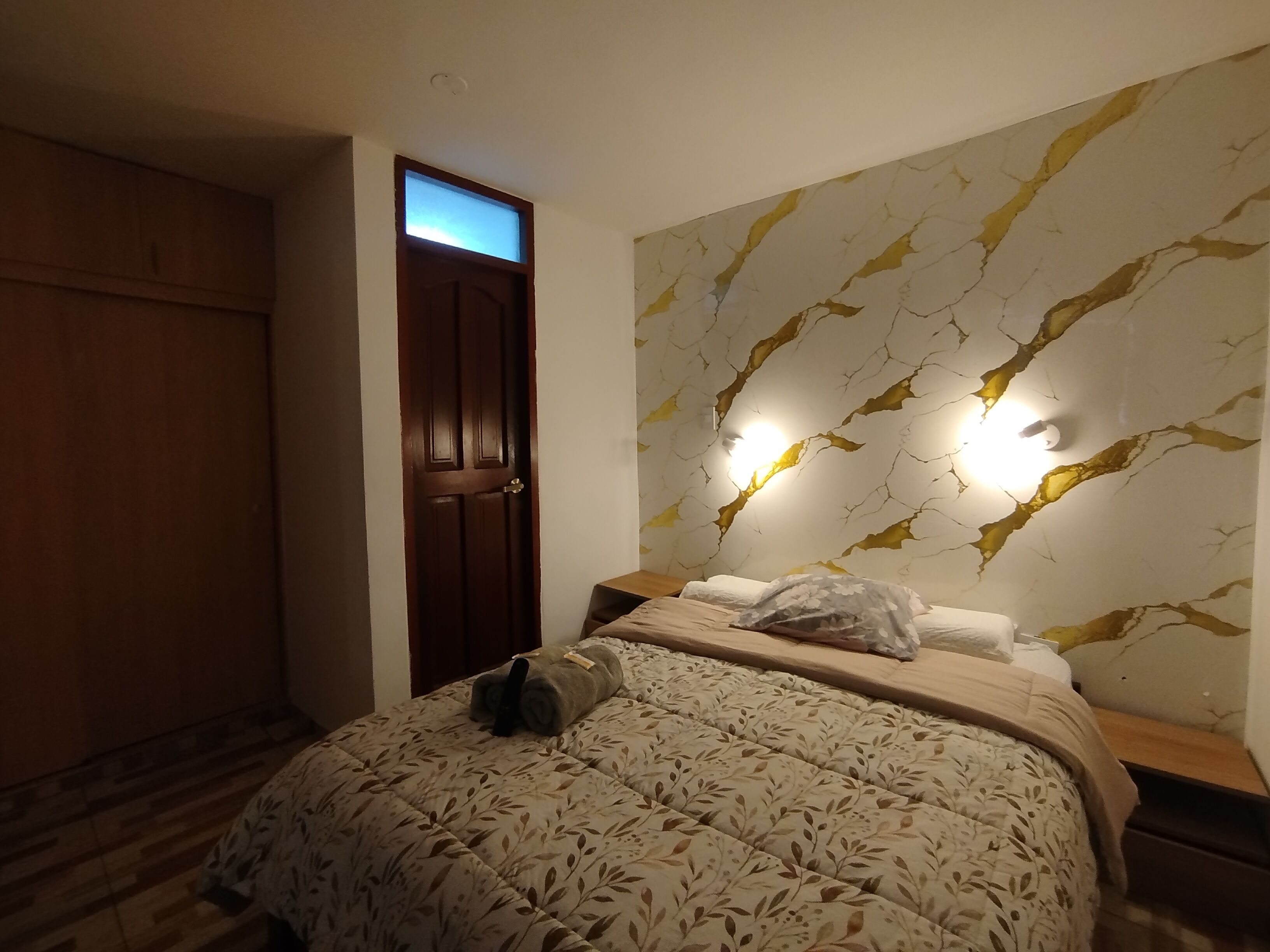 Ropa de cama de alta calidad, cubrecamas y colchones con pillow-top 