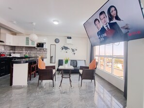 Departamento familiar, 2 habitaciones, cocina | Área de sala de estar | Smart TV de 55 pulgadas con canales digitales, Netflix y juguetes 