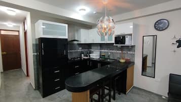 Departamento familiar, 2 habitaciones, cocina | Cocina privada | Refrigerador con congelador y microondas