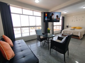Appartement Familial, 2 chambres, cuisine | Coin séjour | TV connectée de 55 pouces avec chaînes numériques, Netflix, jouets