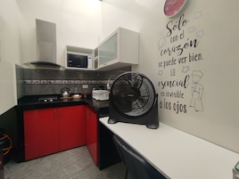 Suite estudio ejecutiva, cocina | Cocina privada | Frigorífico grande y microondas