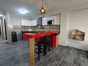 Apartamento ejecutivo, 3 habitaciones, cocina | Cocina privada | Frigorífico grande y microondas