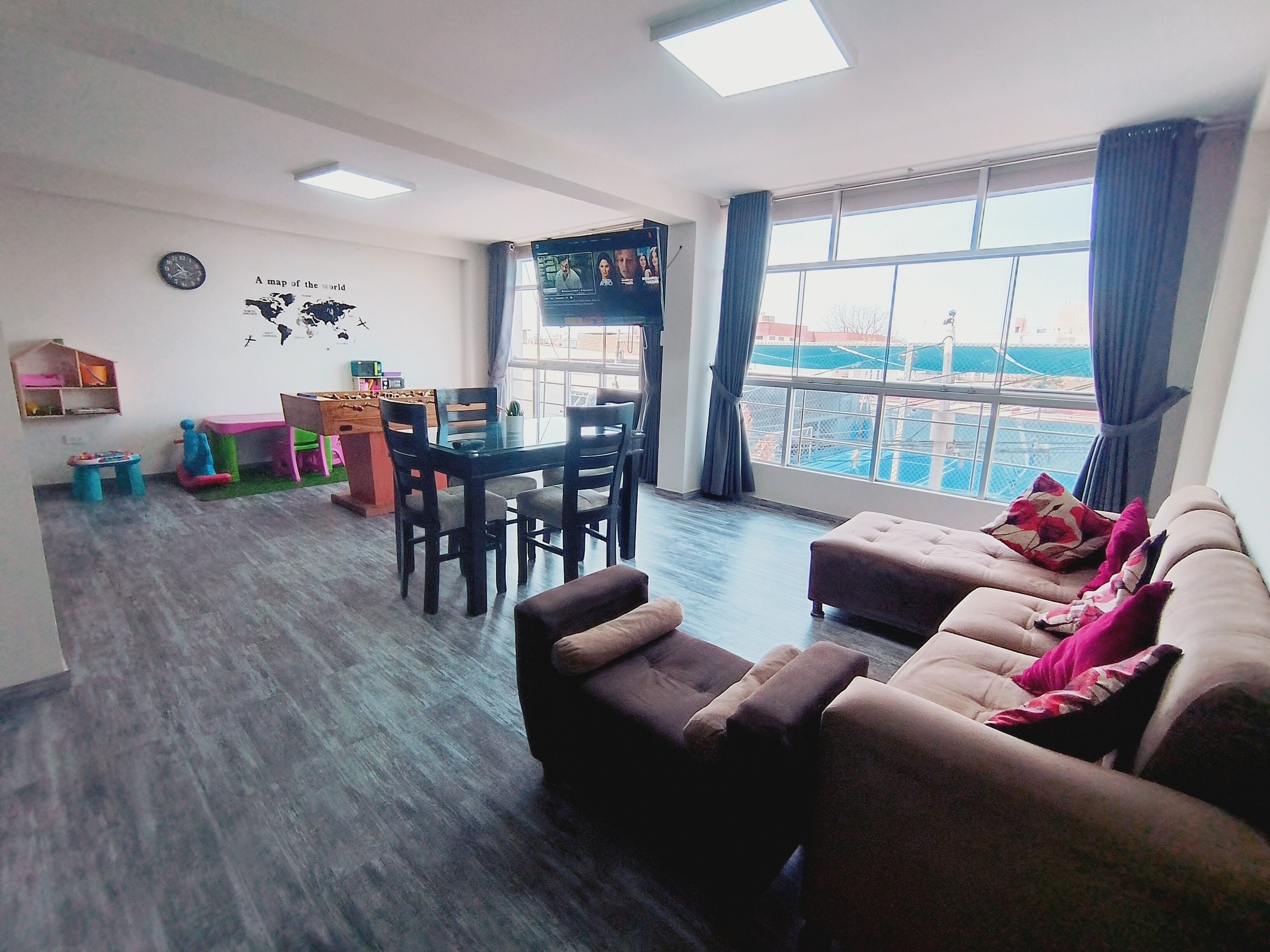 行政公寓, 3 间卧室, 厨房 | 起居区 | 55-英寸智能电视（配备数码频道）、Netflix、玩具