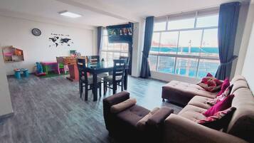 Executive-lejlighed - 3 soveværelser - køkken | Opholdsområde | 55-tommers smart-tv med digitale kanaler, Netflix, legetøj