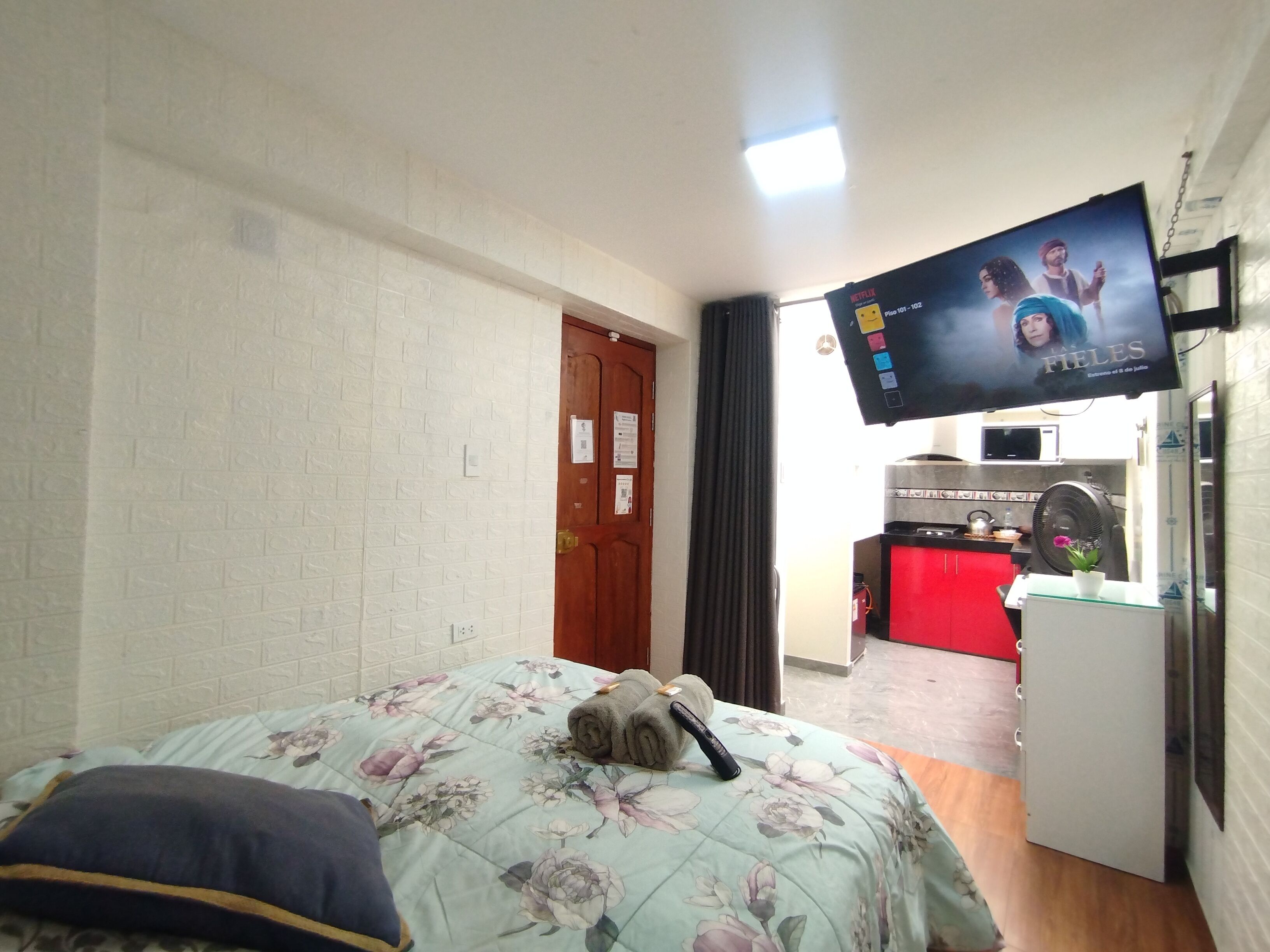 Executive Studio Suite, Kitchen | Premium bedding, down duvets, pillow-top beds, desk
