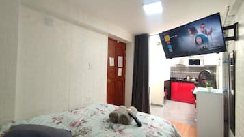 Executive Studio Suite, Kitchen | Premium bedding, down duvets, pillow-top beds, desk