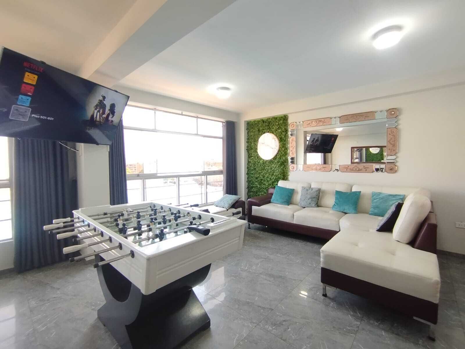 Premium-lejlighed - 3 soveværelser - køkken - byudsigt | Opholdsområde | 55-tommers smart-tv med digitale kanaler, Netflix, legetøj