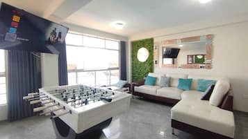 Premium-lejlighed - 3 soveværelser - køkken - byudsigt | Opholdsområde | 55-tommers smart-tv med digitale kanaler, Netflix, legetøj