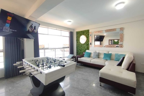 Departamento Premium, 3 habitaciones, cocina, vista a la ciudad | Área de sala de estar | Smart TV de 55 pulgadas con canales digitales, Netflix y juguetes