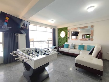 Apartamento premium, 3 quartos, cozinha, vista para a cidade | Área de estar | Smart TV 55 polegadas com canais digitais, Netflix, brinquedos. Departamentos Appart d'Eliette