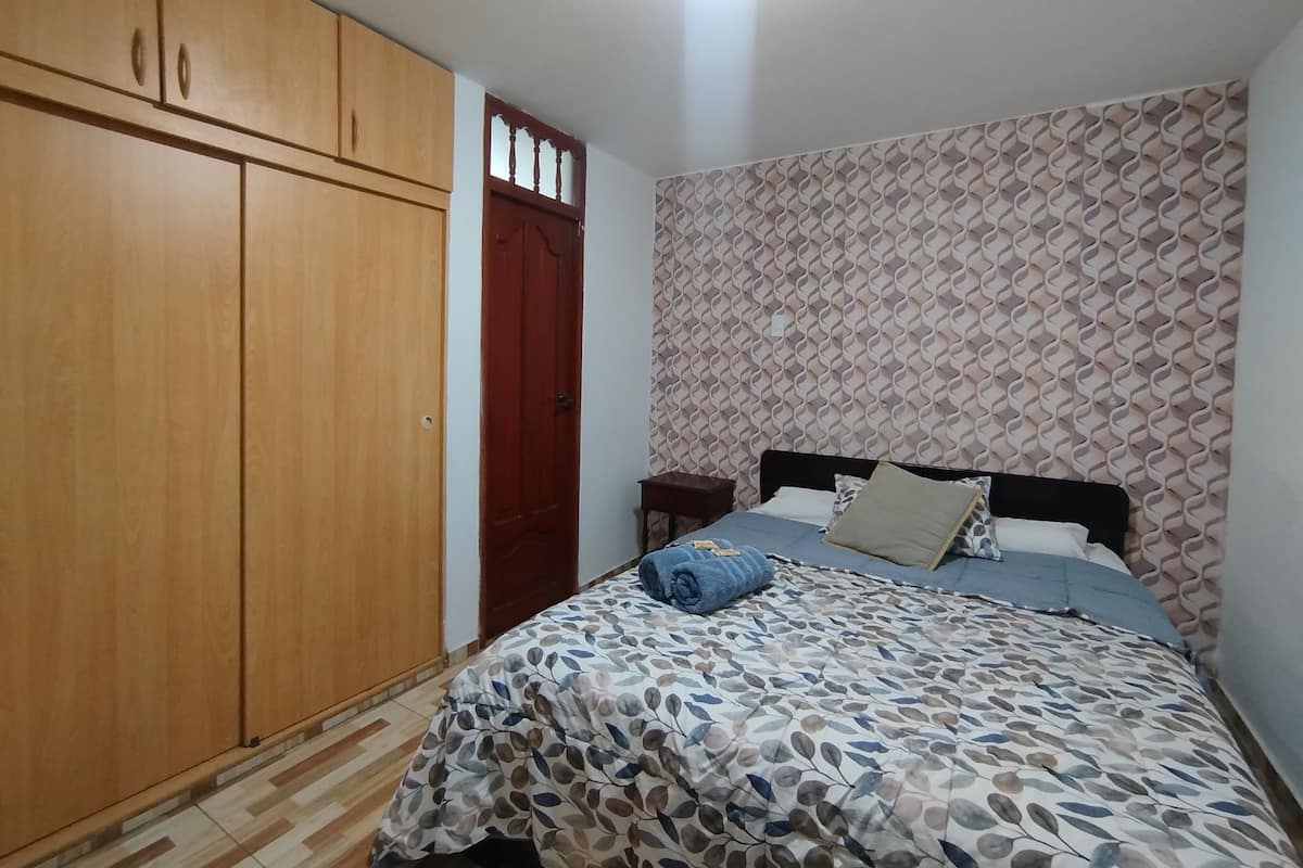 Classic-Apartment, 2 Schlafzimmer, Erdgeschoss | Hochwertige Bettwaren, Daunenbettdecken, Pillowtop-Betten, Schreibtisch