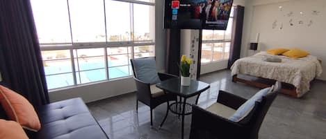Departamento familiar, 2 habitaciones, cocina | Área de sala de estar | Smart TV de 55 pulgadas con canales digitales, Netflix y juguetes