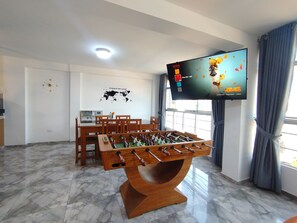 Luxury Apartment | Living area | 55-inch Smart TV with digital channels, Netflix, toys - Departamentos Appart d'Eliette (Trujillo)