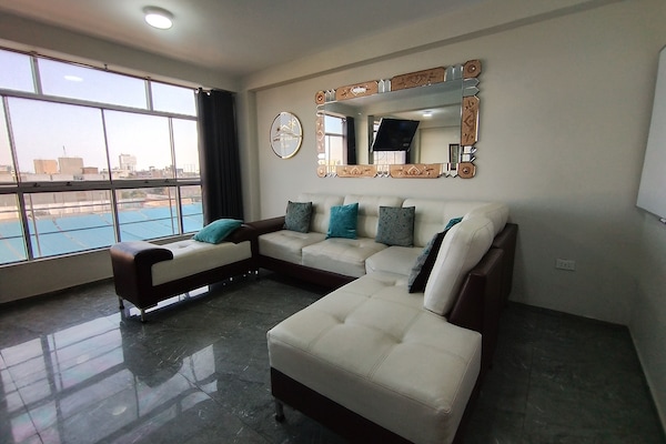 Apartamento Premium, 3 habitaciones, cocina, vistas a la ciudad | Zona de estar | Una Smart TV, Netflix, juguetes, servicios de streaming