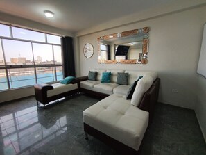 Departamento Premium, 3 habitaciones, cocina, vista a la ciudad | Área de sala de estar | Smart TV de 55 pulgadas con canales digitales, Netflix y juguetes 