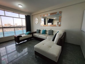 Appartamento Premium, 3 camere da letto, cucina, vista città | Area soggiorno | Smart TV 55 pollici con canali digitali, Netflix, giocattoli