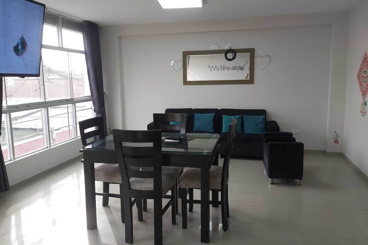 Departamento ejecutivo, 3 habitaciones, cocina | Área de sala de estar | Smart TV de 55 pulgadas con canales digitales, Netflix y juguetes
