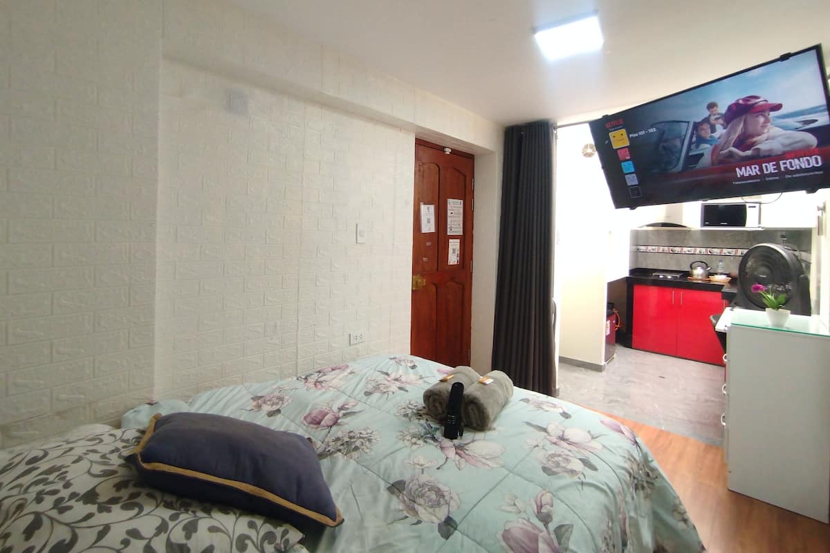 Executive-Studiosuite, Küche | Hochwertige Bettwaren, Daunenbettdecken, Pillowtop-Betten, Schreibtisch