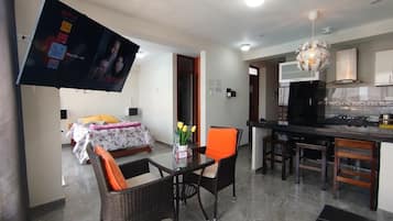 Apartamento familiar, 2 habitaciones, cocina | Zona de estar | Una Smart TV, Netflix, juguetes, servicios de streaming