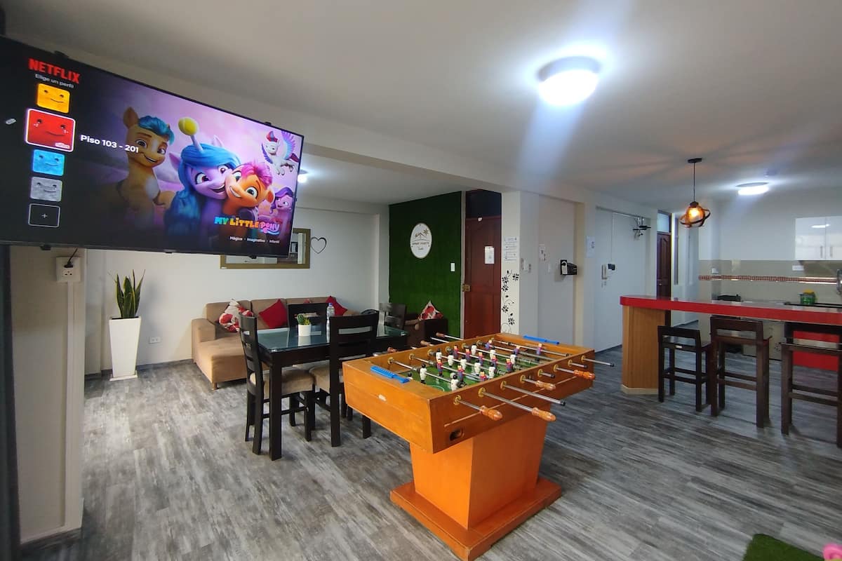 Executive-Apartment, 3 Schlafzimmer, Küche | Wohnbereich | 55-Zoll-Smart-TV mit Digitalempfang, Netflix, Kinderspielzeug