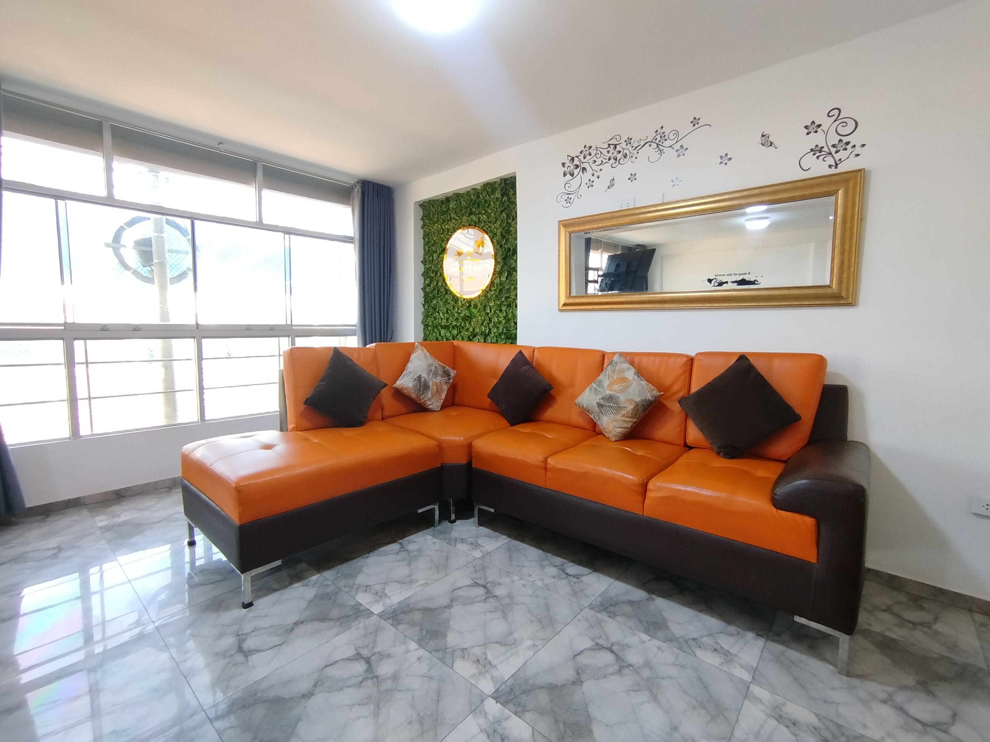 Departamento de lujo | Área de sala de estar | Smart TV de 55 pulgadas con canales digitales, Netflix y juguetes 