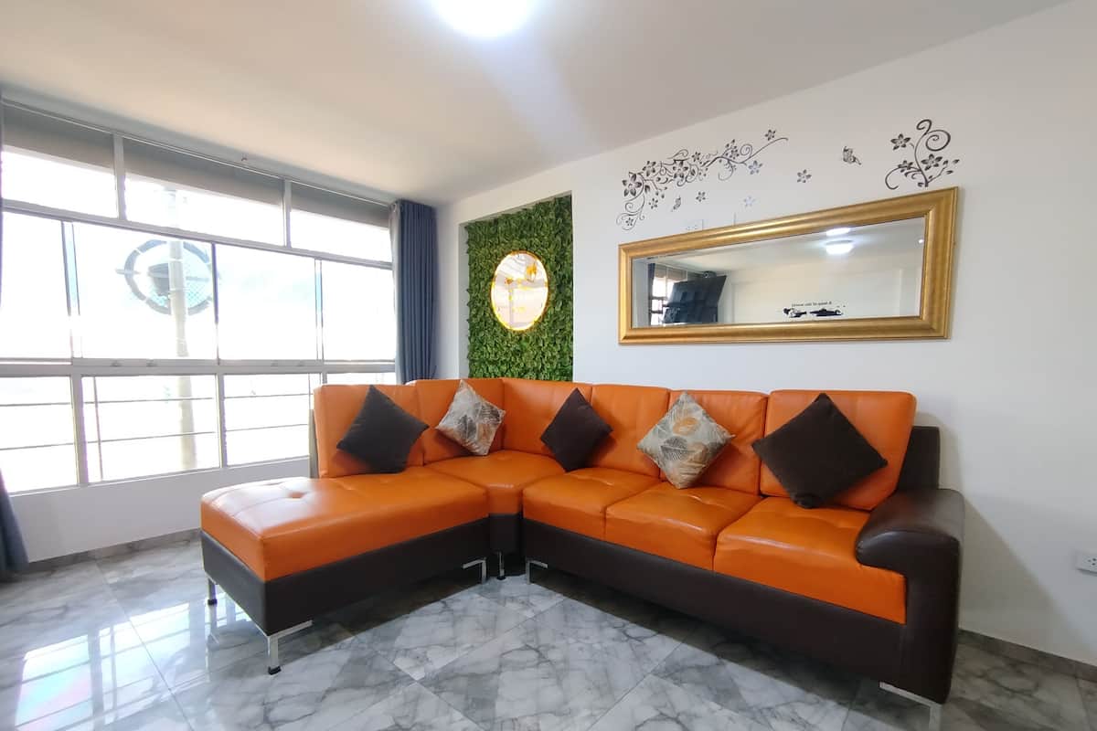 Luxury-Apartment | Wohnbereich | 55-Zoll-Smart-TV mit Digitalempfang, Netflix, Kinderspielzeug