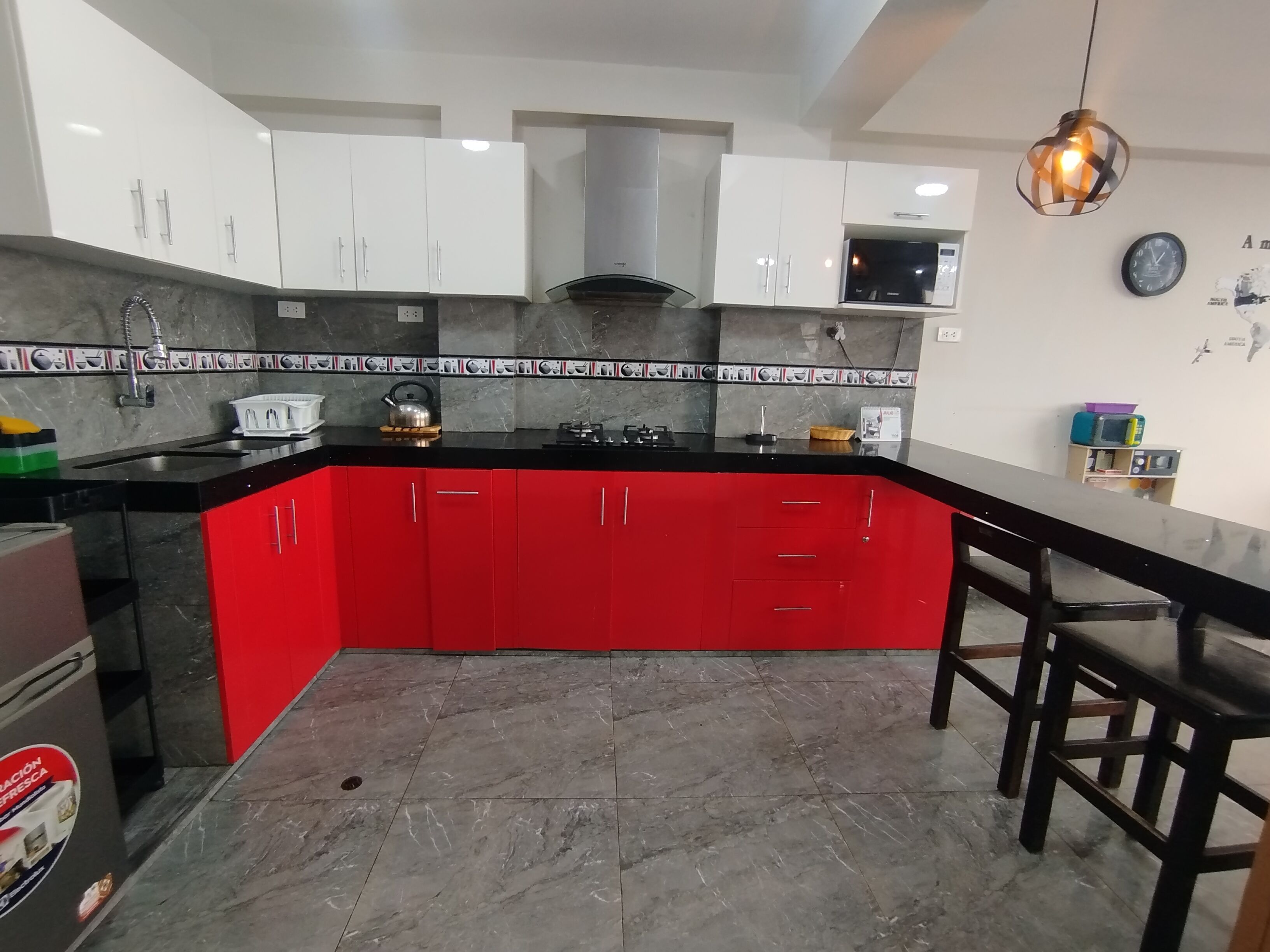 Departamento Deluxe, 3 habitaciones, cocina | Cocina privada | Refrigerador con congelador y microondas 