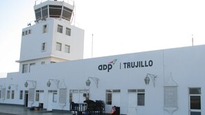 Un edificio blanco con el texto "adp | TRUJILLO" en la fachada.
