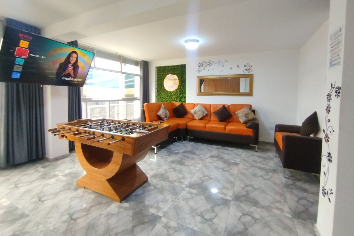 Apartamento superluxo | Área de estar | Smart TV 55 polegadas com canais digitais, Netflix, brinquedos