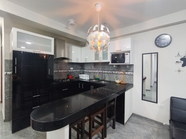 Departamento familiar, 2 habitaciones, cocina | Cocina privada | Refrigerador con congelador y microondas 