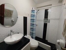 Apartamento Deluxe, 3 habitaciones, cocina | Baño | Bañera y ducha independientes y cabezal de ducha tipo lluvia