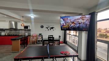 Deluxe-Apartment, 3 Schlafzimmer, Küche | Wohnbereich | 55-Zoll-Smart-TV mit Digitalempfang, Netflix, Kinderspielzeug