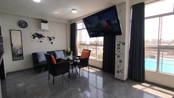Apartamento família, 2 quartos, cozinha | Área de estar | Smart TV 55 polegadas com canais digitais, Netflix, brinquedos
