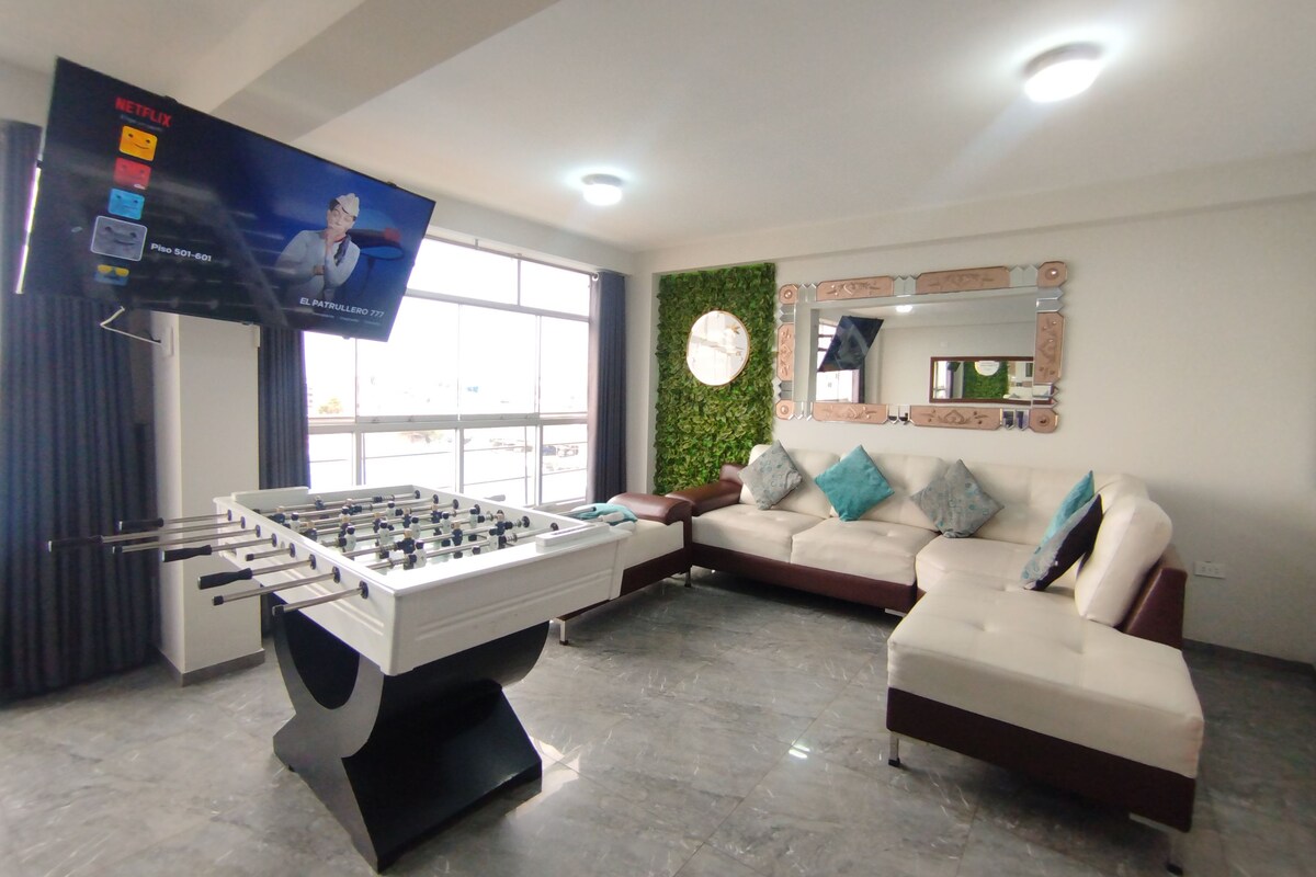 Apartamento premium, 3 quartos, cozinha, vista para a cidade | Sala de estar | Smart TV 55 polegadas com canais digitais, Netflix, brinquedos