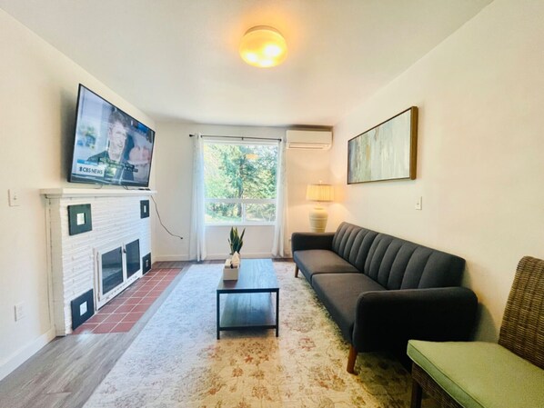 Een smart-tv en een open haard