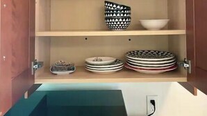Keittiössä on sisäänrakennettu uuni ja leivänpaahdin.